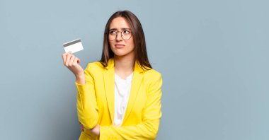 Kredi kartı olan genç ve güzel bir iş kadını.