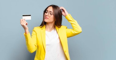 Kredi kartı olan genç ve güzel bir iş kadını.