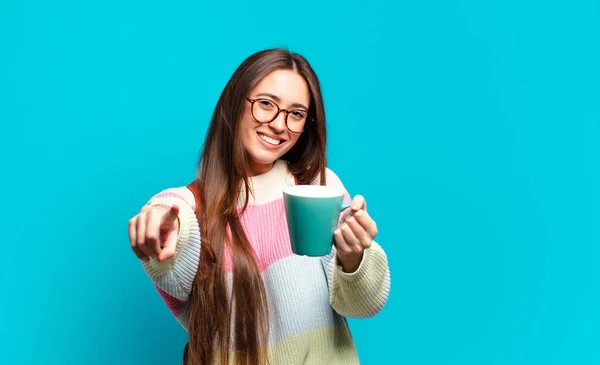 Jovem Mulher Estudante Bonita Com Uma Xícara Café — Fotografia de Stock