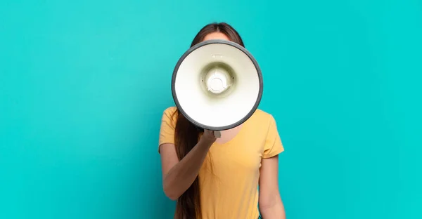 Jovem Mulher Bonita Com Megafone — Fotografia de Stock