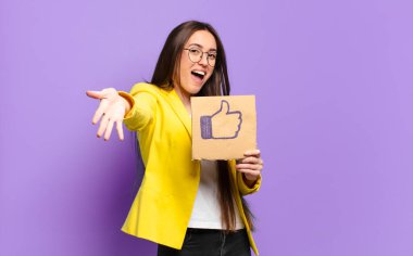 Sosyal medyayı sembol gibi kullanan güzel bir iş kadını.