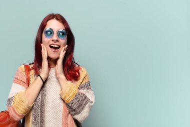 Kopya alanı olan güzel hippi öğrenci kadın.