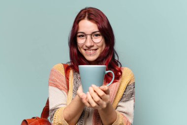 Kahve fincanı olan güzel bir kız öğrenci.