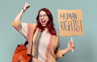 Güzel öğrenci eylemci kadın.