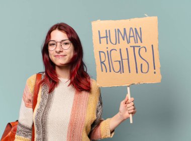 Güzel öğrenci eylemci kadın.