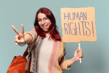 Güzel öğrenci eylemci kadın.