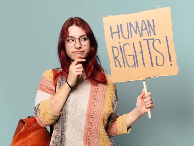 Güzel öğrenci eylemci kadın.