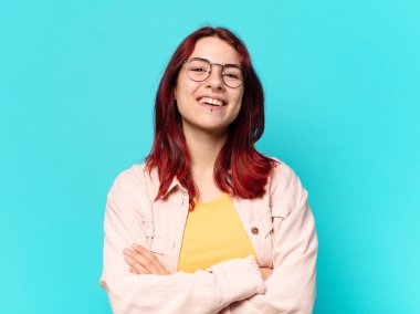 Mavi arka planda güzel bir kadın