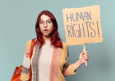 Güzel öğrenci eylemci kadın.