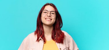 Mavi arka planda güzel bir kadın