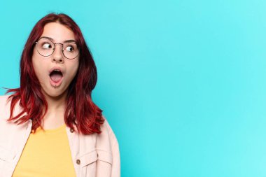 Mavi arka planda güzel bir kadın