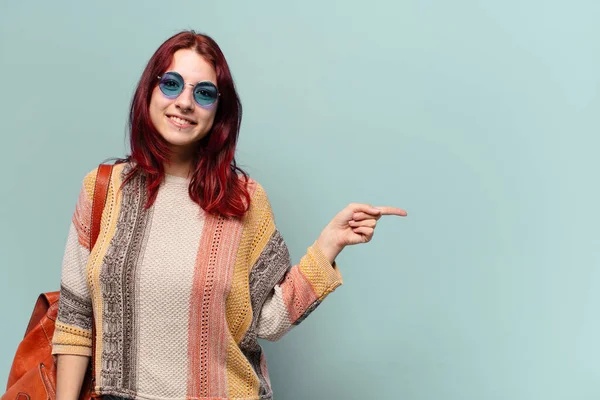 Mooie Hippie Student Vrouw Met Een Kopieerruimte — Stockfoto