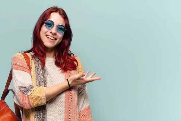 Mooie Hippie Student Vrouw Met Een Kopieerruimte — Stockfoto