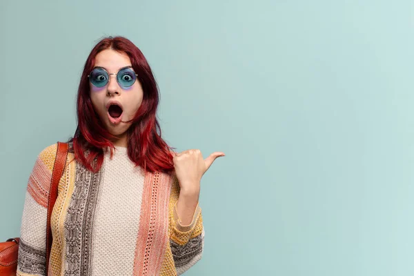 Mooie Hippie Student Vrouw Met Een Kopieerruimte — Stockfoto