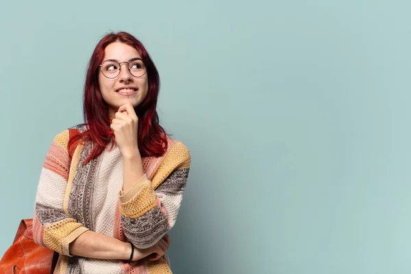 Mulher Estudante Muito Hippie Com Espaço Cópia — Fotografia de Stock