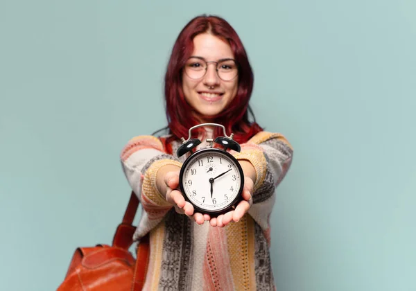 目覚まし時計を持つ美しい学生の女性 — ストック写真