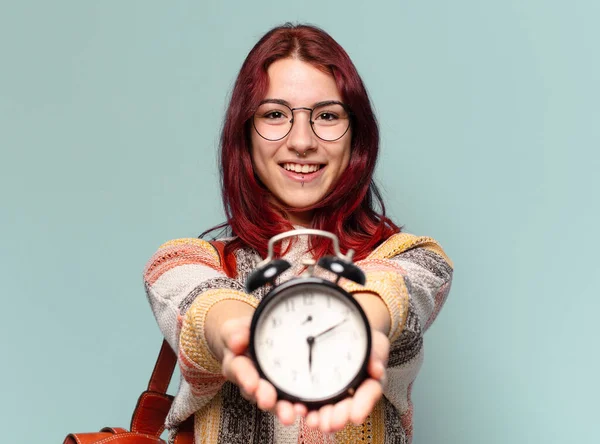 Hübsche Studentin Mit Wecker — Stockfoto