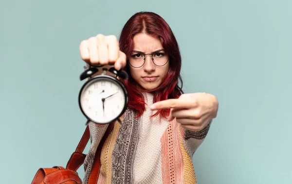 Hübsche Studentin Mit Wecker — Stockfoto