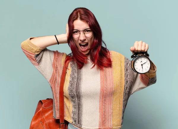 Mooie Student Vrouw Met Een Wekker — Stockfoto