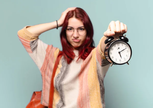 Mujer Estudiante Bonita Con Despertador — Foto de Stock