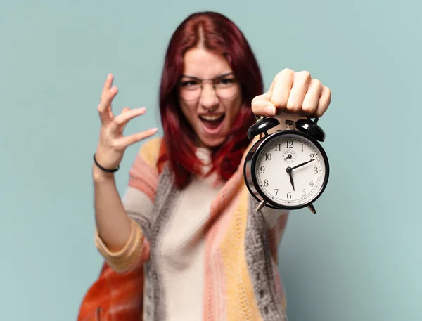 目覚まし時計を持つ美しい学生の女性 — ストック写真