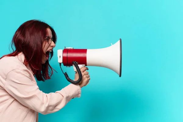 Mooie Vrouw Schreeuwen Met Een Megafoon — Stockfoto