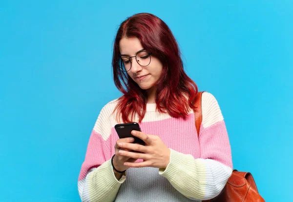 Söt Elev Kvinna Använder Sin Telefon — Stockfoto