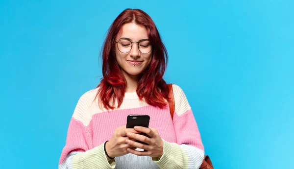 Söt Elev Kvinna Använder Sin Telefon — Stockfoto