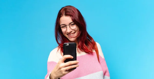 Telefonunu Kullanan Güzel Öğrenci Kadın — Stok fotoğraf