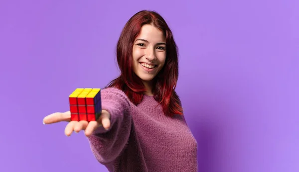Vacker Kvinna Med Intelligens Leksak Utmaning — Stockfoto