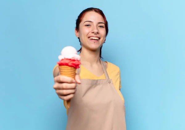 アイスクリームのエプロンをした可愛い女性 — ストック写真