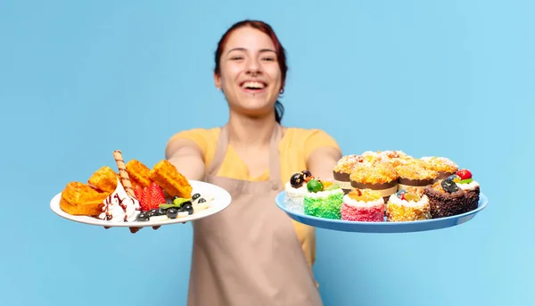 Pasta Gözlemeleri Olan Güzel Bir Fırın Çalışanı — Stok fotoğraf