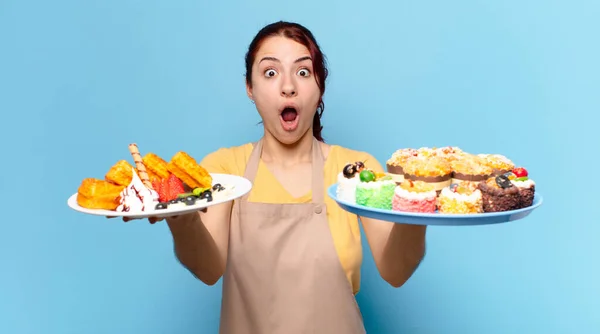 Bonita Empregada Padaria Mulher Com Waffles Bolos — Fotografia de Stock