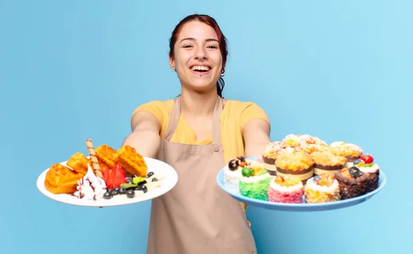 Pasta Gözlemeleri Olan Güzel Bir Fırın Çalışanı — Stok fotoğraf