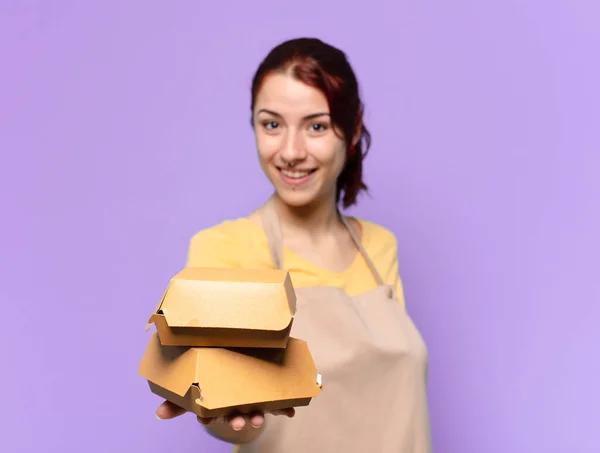 Όμορφη Γυναίκα Ποδιά Take Away Burger Παράδοση Έννοια — Φωτογραφία Αρχείου