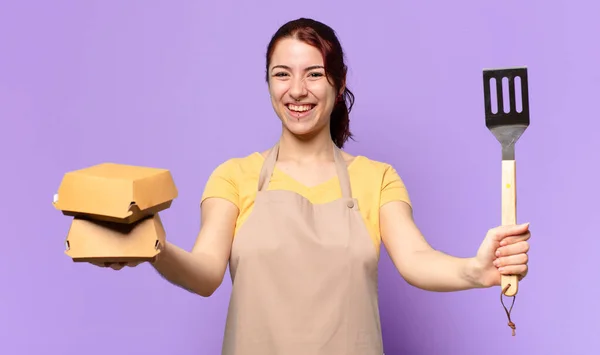 Όμορφη Γυναίκα Ποδιά Take Away Burger Παράδοση Έννοια — Φωτογραφία Αρχείου