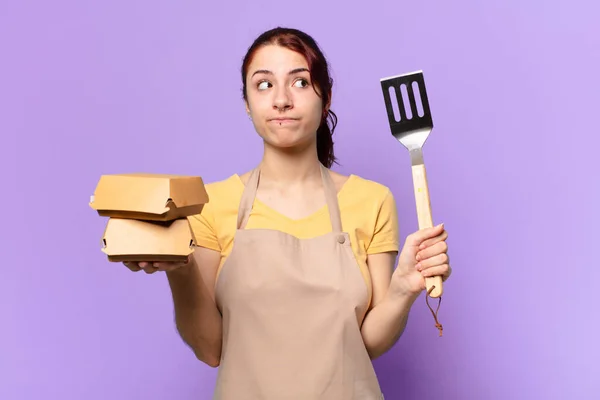 Hübsche Frau Mit Schürze Burger Konzept Zum Mitnehmen — Stockfoto