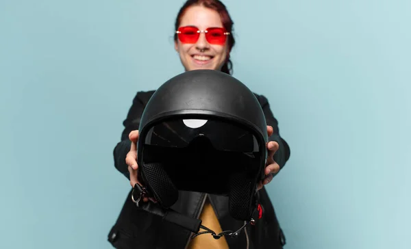 Söt Kvinna Motorcykel Ryttare Med Säkerhetshjälm — Stockfoto