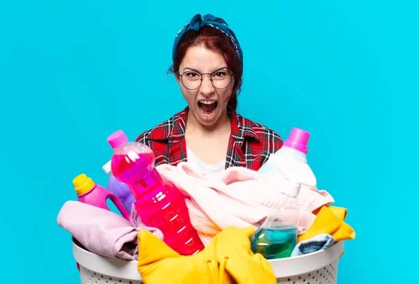 Hübsches Mädchen Haushälterin Wäsche Waschen — Stockfoto