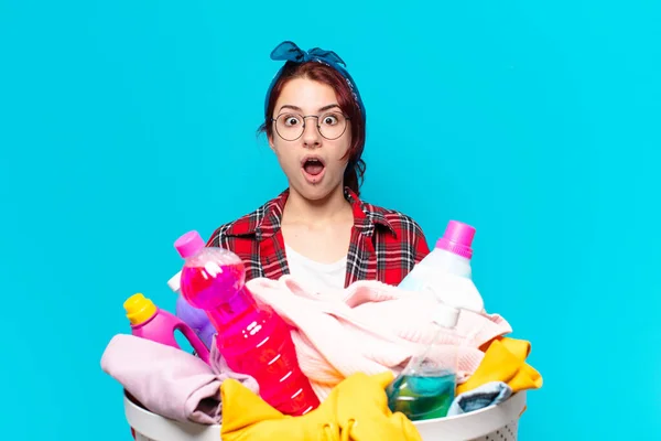 Hübsches Mädchen Haushälterin Wäsche Waschen — Stockfoto