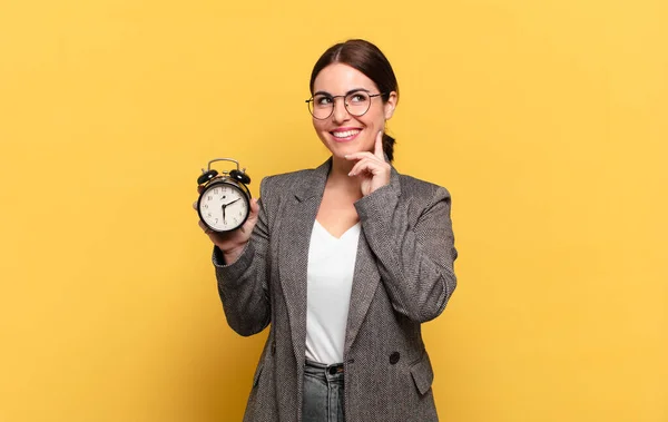 Joven Bonita Mujer Sonriendo Feliz Soñando Despierto Dudando Mirando Lado — Foto de Stock