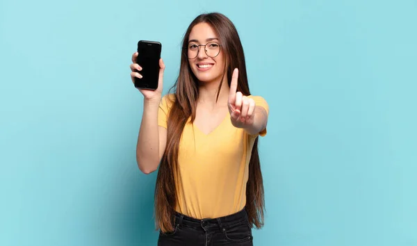 Ung Vacker Kvinna Ler Stolt Och Tryggt Gör Nummer Ett — Stockfoto