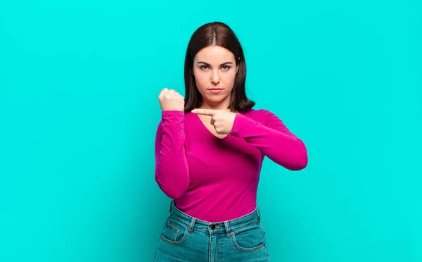 Jong Vrij Casual Vrouw Zoek Ongeduldig Boos Wijzen Wacht Vragen — Stockfoto