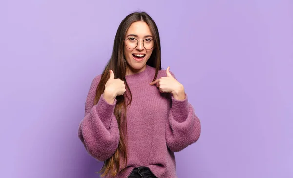 Jovem Muito Casual Mulher Sentindo Feliz Surpreso Orgulhoso Apontando Para — Fotografia de Stock