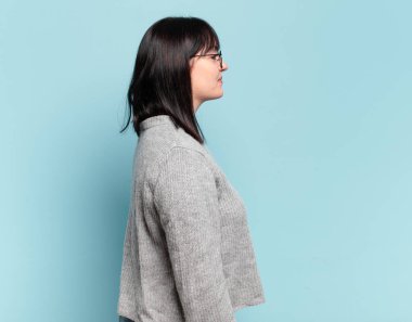 Ayrıca profil görünümlü boyda güzel bir kadın uzayı kopyalamaya çalışıyor, düşünüyor, hayal ediyor ya da hayal kuruyor.