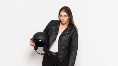 Genç sarışın kadın üzgün, üzgün ya da kızgın ve olumsuz bir tavır takınıyor, anlaşmazlık içinde kaşlarını çatıyor.