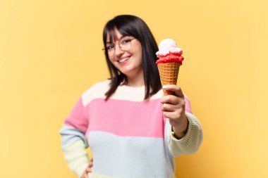 Artı dondurmalı güzel bir kadın.