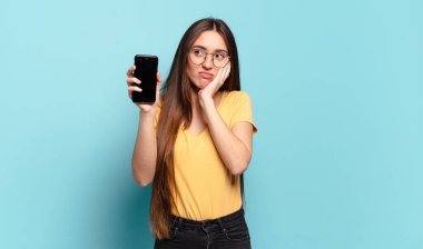 Genç, güzel bir kadın yorgun, sıkıcı ve sıkıcı bir işin ardından sıkılmış, hayal kırıklığına uğramış ve uykulu hisseder.