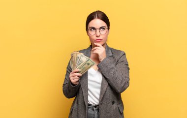 Genç, güzel bir kadın farklı seçenekleri olan, şüpheli ve şaşkın hisseder, hangi kararı vereceğini merak eder.