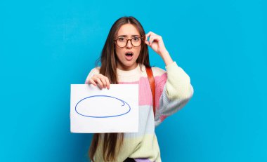 Genç, güzel bir kadın şaşırmış, ağzı açık, şok olmuş, yeni bir düşünce, fikir ya da konsept keşfediyor.